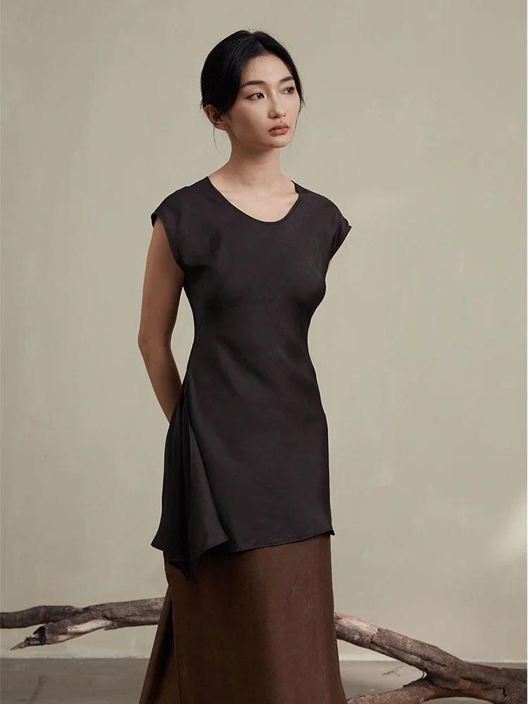 

Ele round Ne Silk Top with Sve Design And Waist Cinching in Traditional Chinese Sle by eng Bai Say for Women