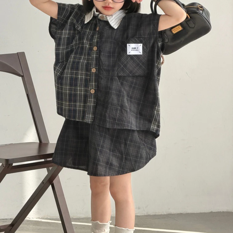 Conjunto Infantil Feminino 2026 Primavera e Verão: Nova Coleção Coreana de Roupa Infantil para Meninas, Estilo Preppy com Camisa Plingham, Saia e Calça (Duas Peças)