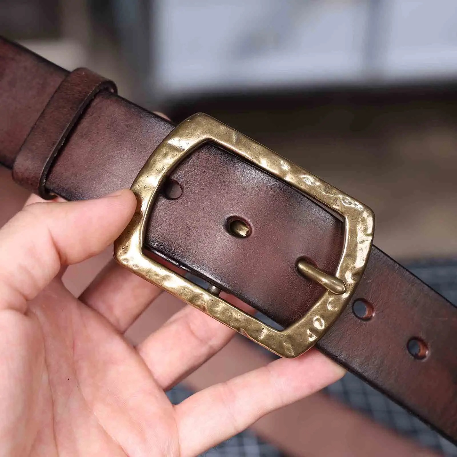 Echtleder-Herrengürtel mit massiver Messingschnalle, handgefertigter Casual-Gürtel mit Geschenkbox, verdicktes italienisches Leder – Detail 15