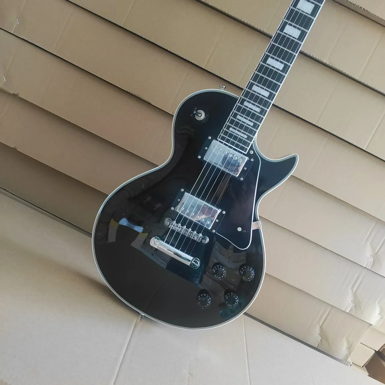 High-end black electric guitar, very stylish and stylish, with great playing effect.