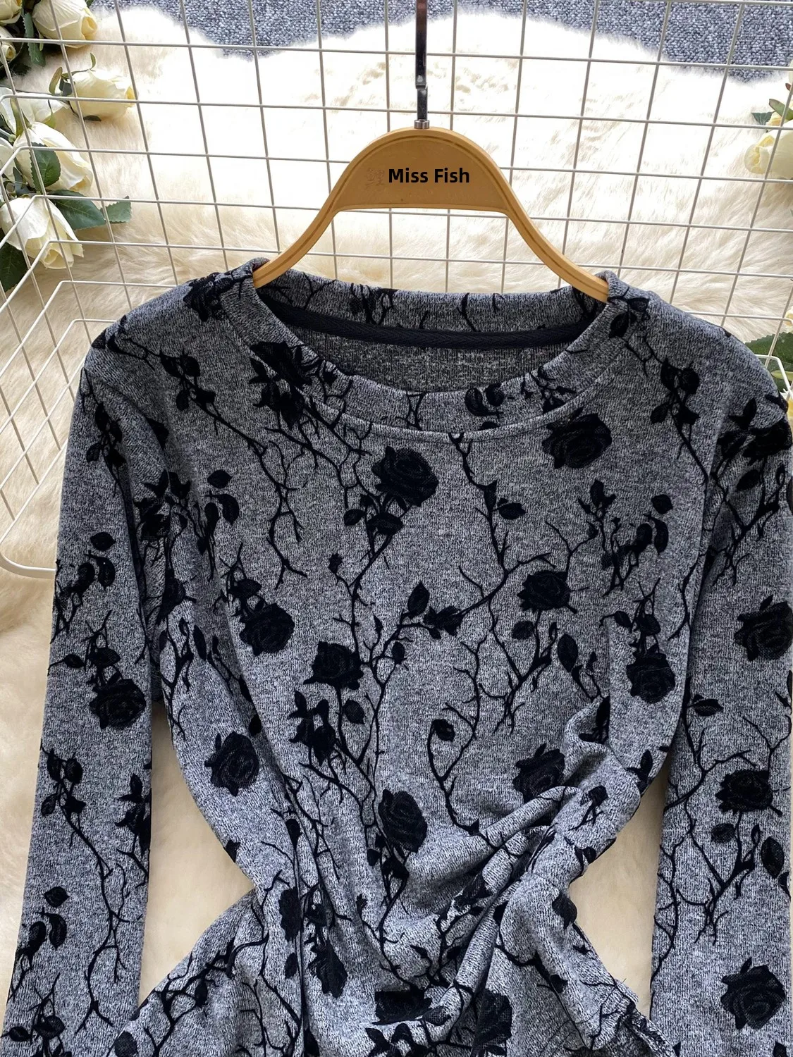 เสื้อยืดผู้หญิงทรงยาวแบบไม่สมมาตร ลายพิมพ์สไตล์เรโทร แฟชั่นฤดูใบไม้ร่วง-ฤดูหนาว  รัดเอว  ใส่ได้หลากหลาย ใช้เป็นเสื้อตัวในได้