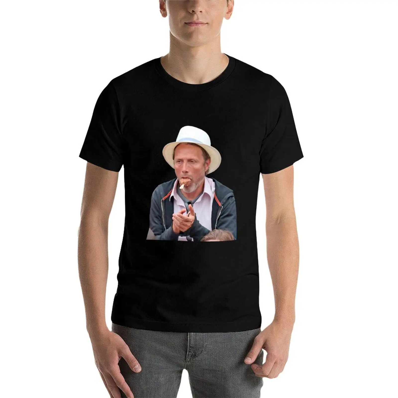 

mads mikkelsen eating an ice cream T-Shirt man graphic t shirt man t shirts high quality luxury brand T-Shirt