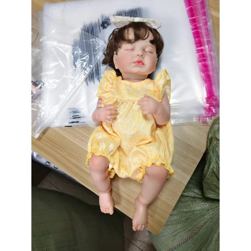 48 cm schattige herboren babypop meisje Loulou handgeworteld bruin haarpop met gele bloemenjumpsuit