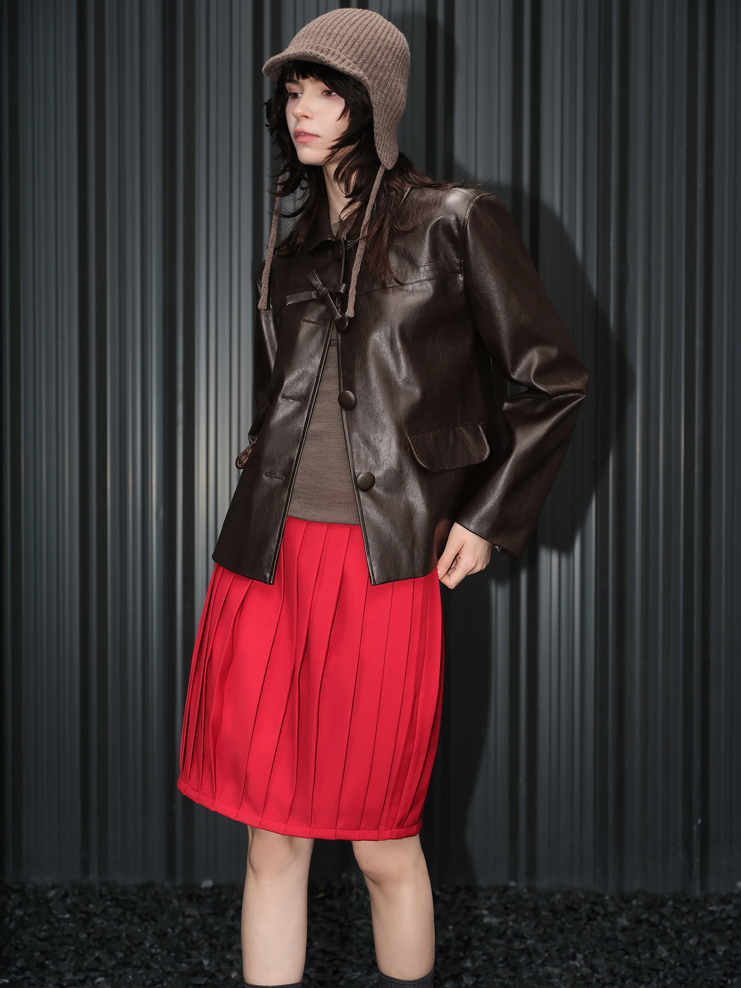 جاكيت نسائي من الجلد من Huiqing، معطف خارجي غير لامع بتصميم عصري لربيع 2026، بقصة ريترو أنيقة ودافئة، بأكمام قصيرة.