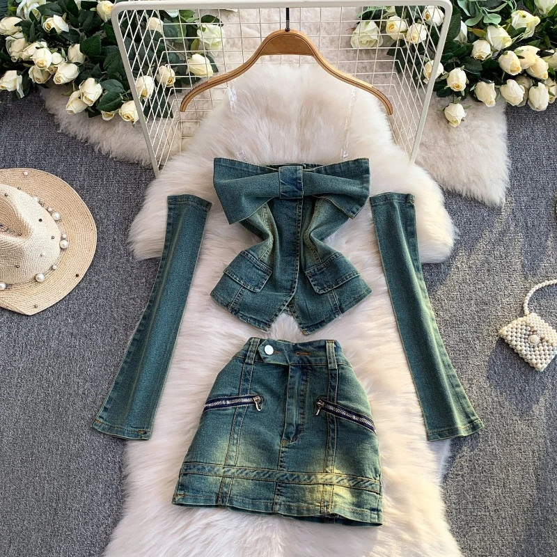 

Джинсовый комплект в американском ретро-стиле: топ с открытыми плечами и длинными рукавами, облегающий, без бретелек, с бантом, и короткая юбка с высокой талией.