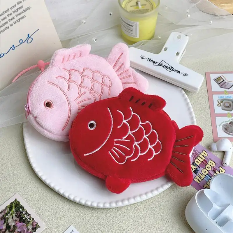 Niedlicher Koi-Fisch Plüsch-Münzbeutel Anhänger Cartoon-Fisch-förmige Reißverschluss-Geldbörse zum Aufbewahren von Münzen und Ohrhörern Aufbewahrungstasche Geschenke – Detail 3
