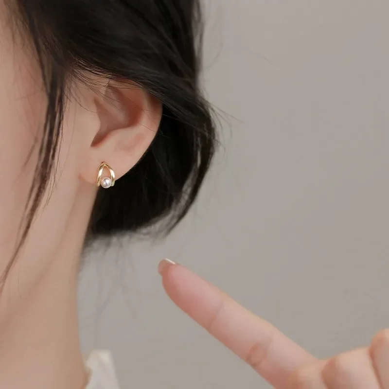 New Classic Temperament Sterling Silver Metal Hollowed-out Imitation Pearl Stud Earrings for Women Girls Korean Geometry Jewelry