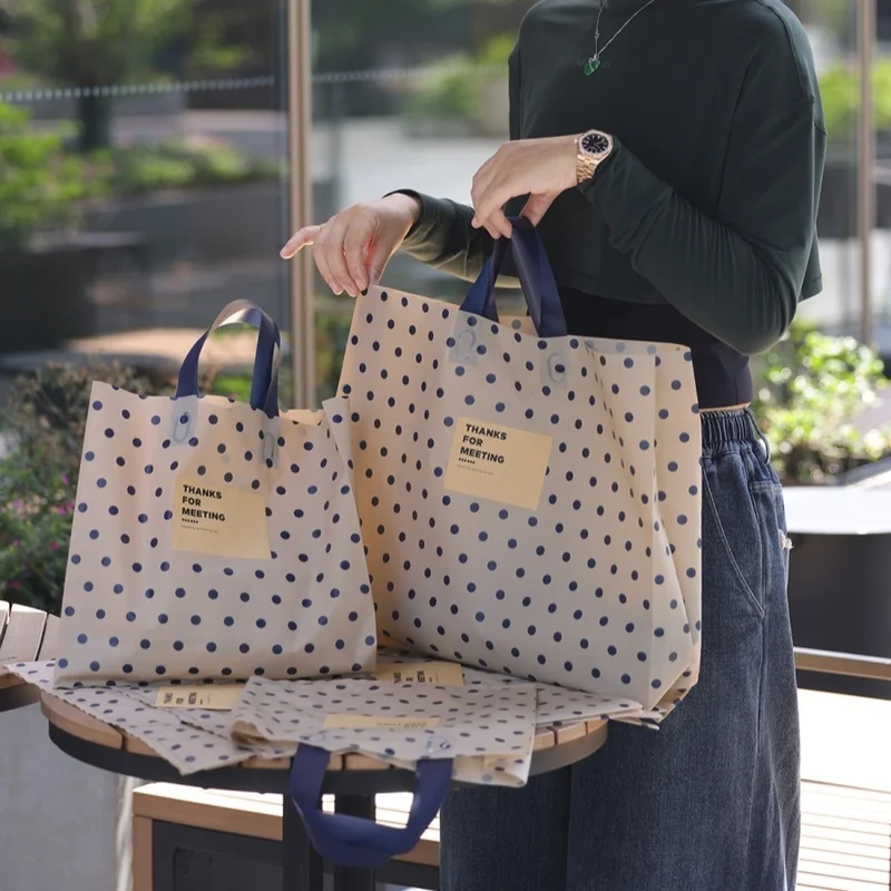 Lot de 5 sacs à main à pois en plastique, sac cadeau réutilisable, sac de magasin de vêtements, sac fourre-tout pour fête d'anniversaire