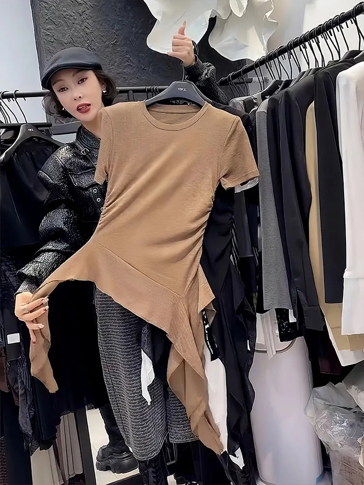 تي شيرت نسائي بأكمام قصيرة بشريط 2025 منتج صيفي جديد ساخن فائق الجمال وتصميم جميل وفريد من نوعه قمة غير منتظمة