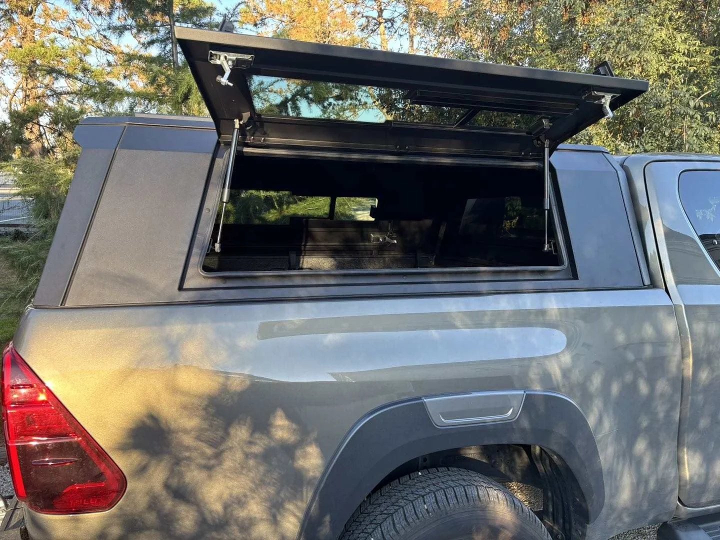 Pickup Truck Topper Hardtop with Center Lock for VW Amarok Nissan Navara Isuzu DMax Toyota LandCruiser GWM Cannon