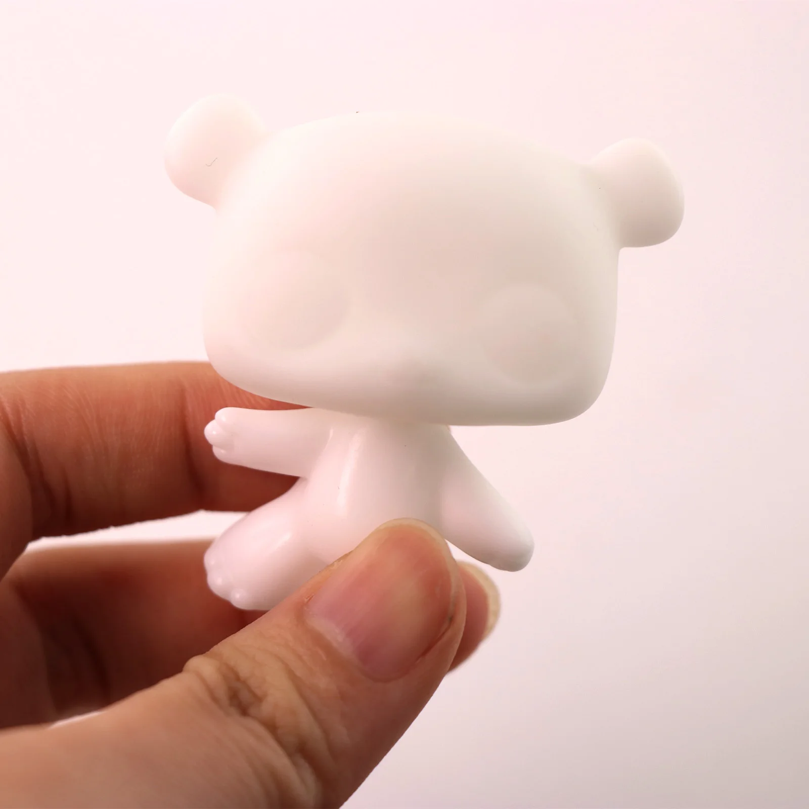 Biała baza LPS Minilpsshop do malowania figurek zwierząt: krokodyl, pająk, owczarek niemiecki, żółw, panda, bullterier i owczarek szkocki DIY