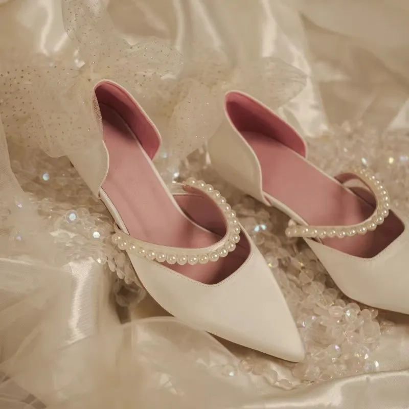 

Весенние и летние туфли на низком каблуке с перфорацией, жемчугом и сетчатым бантом, свадебные туфли, банкетные туфли, женские босоножки на высоком каблуке малого размера.