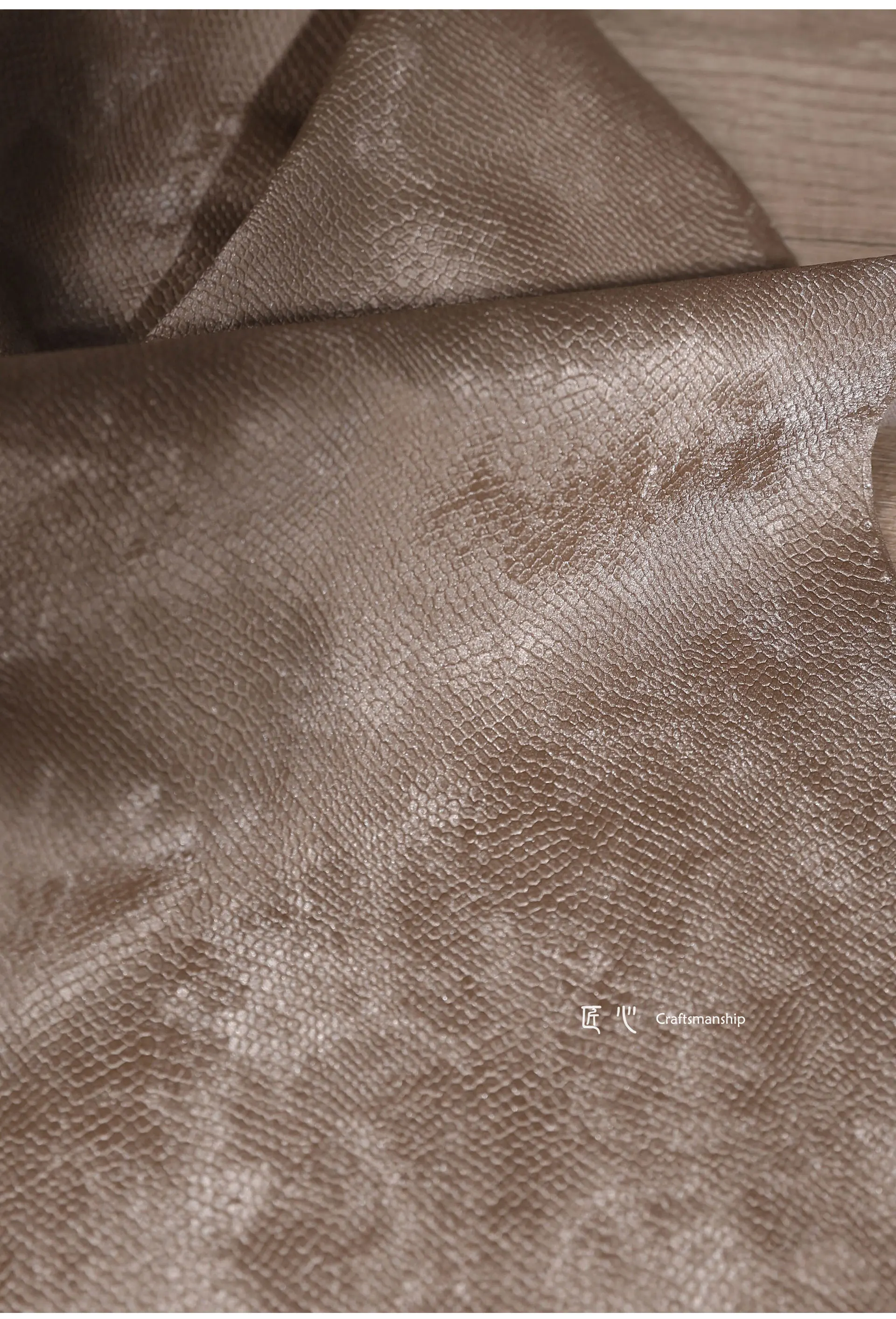 Samtartiger Stoff mit Schlangen-Prägung, Weiches Leder, Bionische Textur PU-Leder, Handgefertigter DIY-Stoff für Mäntel, Taschen und Kleidung – Detail 4