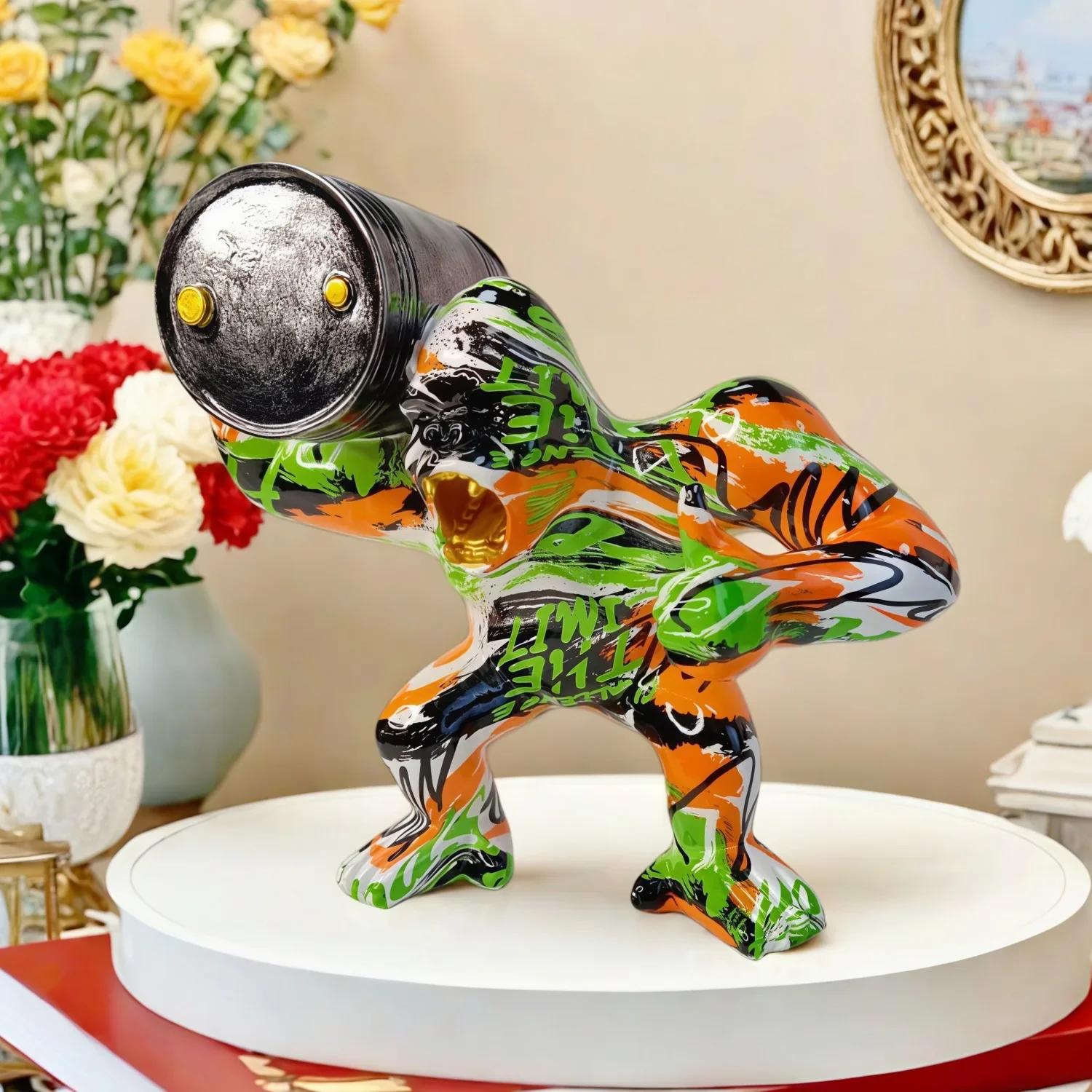 &R% American Style Transfer Print Gorilla Holding Oil Drum Statue Resin Collectible Figurine Home Office Desktop Decor