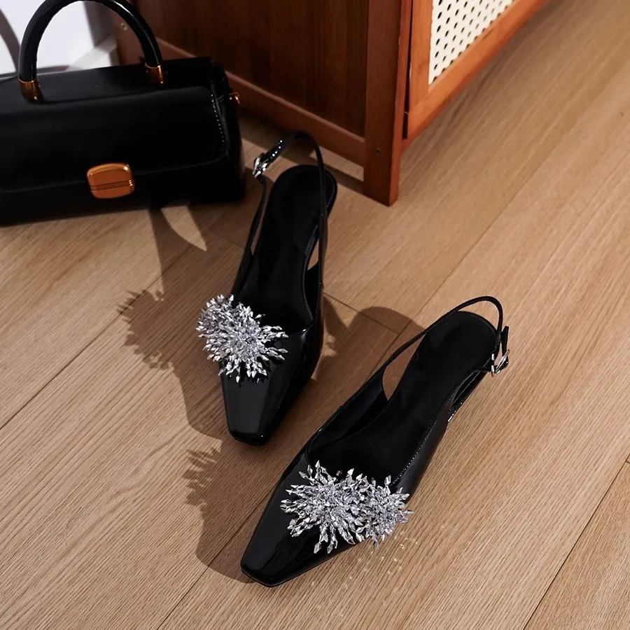 

Сандалии из натуральной кожи с квадратным носком и толстым каблуком. Женская обувь в стиле Мэри Джейн с металлическим декором. Удобные лоферы.