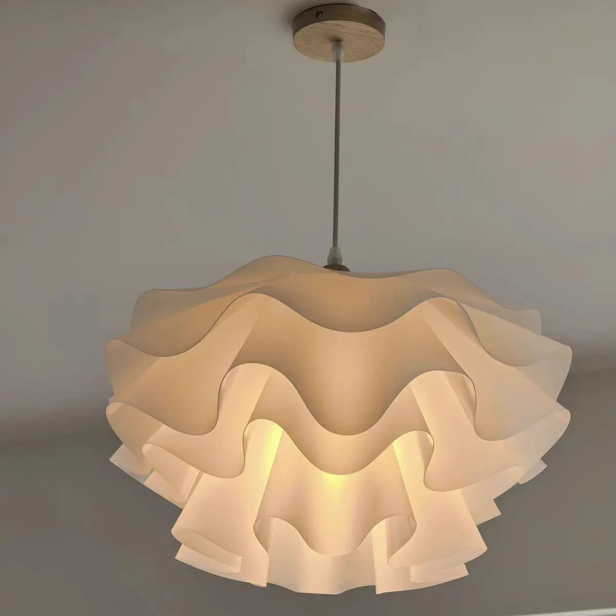 Nordic Creative Bedroom Net Red Pendant Lamps Romantic Warm Girl Lighting Restaurant Petal Chandelier Lights Home Decor 85-265V