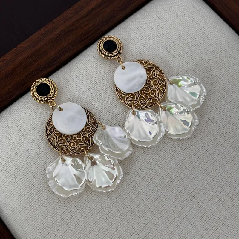 Retro metal carved shell fringed earrings, magic shellfish, long holiday style women's earrings, light luxury and high-end