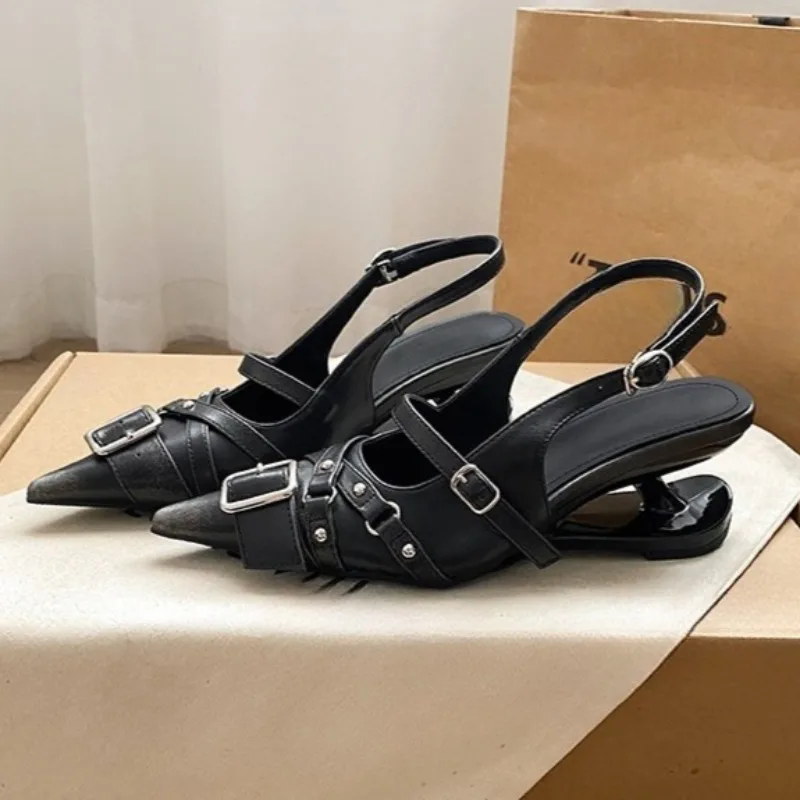 Metallschnallen-Einschnürkeilsandalen Sommer Neuheit Spitze Zehe Flacher Absatz Rutschfeste Damenschuhe