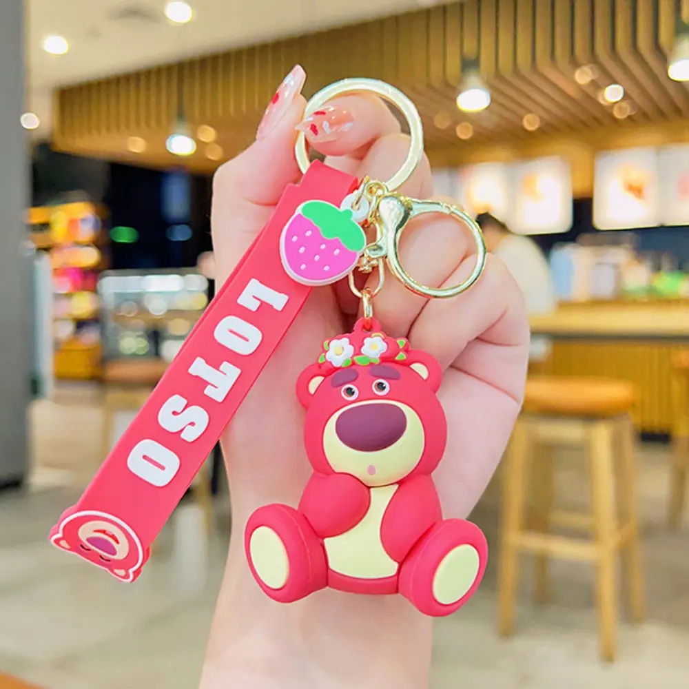 Disney Lotso สตรอเบอร์รี่หมี Key CHAIN ประณีตการ์ตูนตุ๊กตาน่ารักอะนิเมะกระเป๋านักเรียนจี้ตกแต่งของขวัญขนาดเล็ก