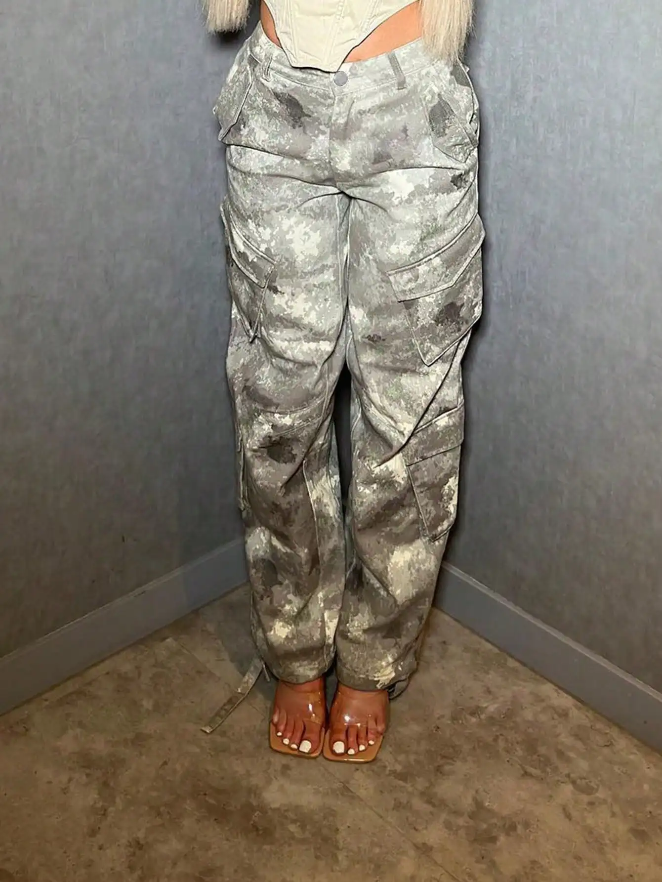 Women's Y2K Camo Cargo Pants - Wide Leg Baggy Army Joggers with Flap Pockets