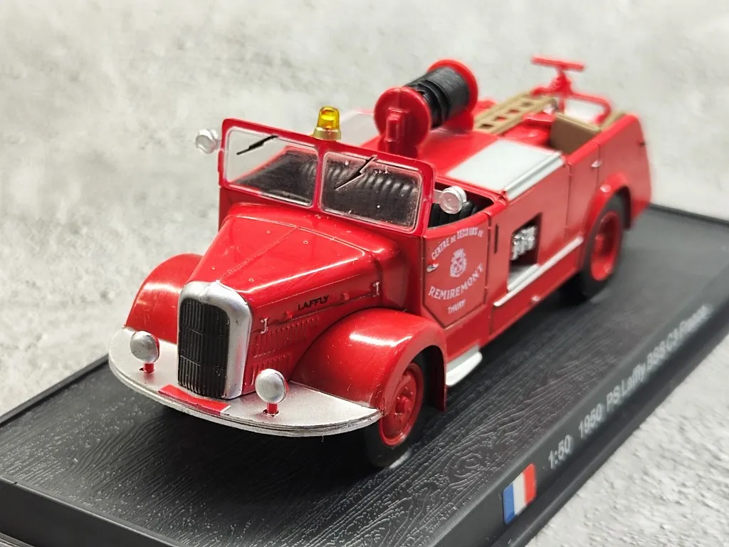 Diecast Alloy AMER World Fire Truck Collection Toys Cars Model Classics Nostalgia Adult Collection Souvenir Gifts Static Display