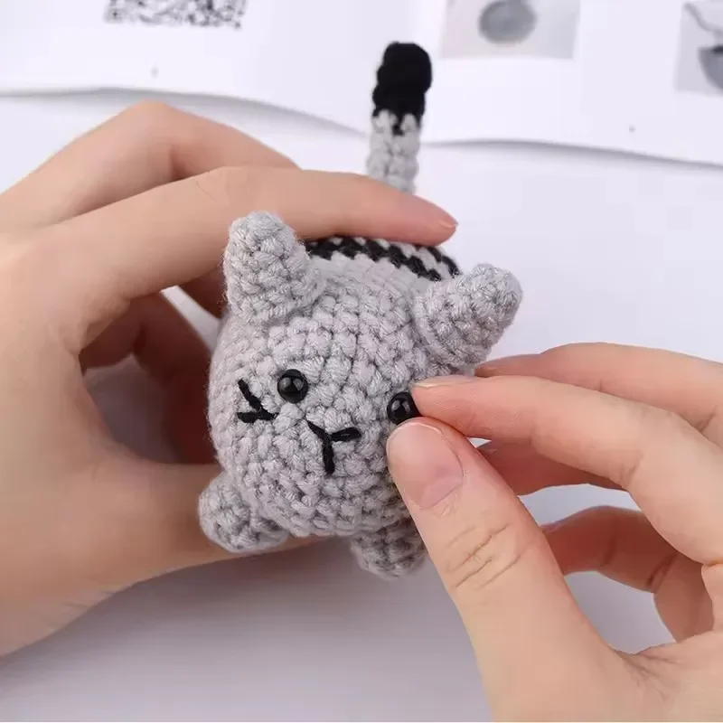 مجموعة أدوات كروشيه كات DIY للمبتدئين - تتضمن فيديو تعليمي لخيوط غزل القطن وإبر وخطافات ومجموعة أدوات متماسكة للصياغة