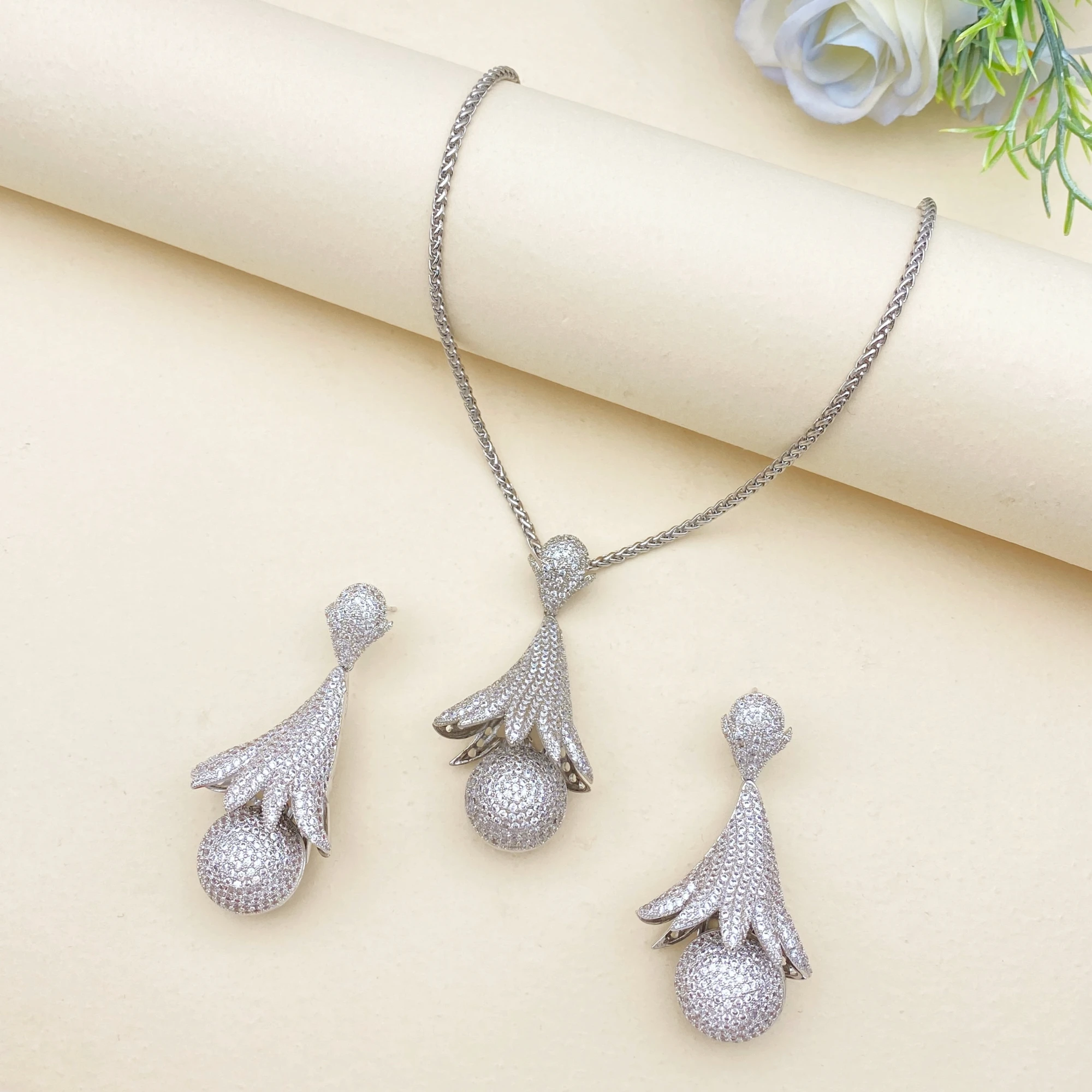 

Набор из 2 предметов Flora Jingle Starlight: роскошные женские украшения с позолоченными подвесками-колокольчиками и микроинкрустацией цирконами для повседневных мероприятий и вечеринок