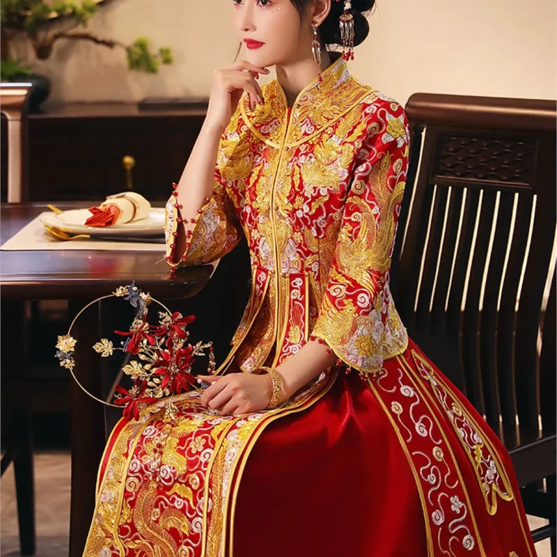

The bride's wedding dress a new style of Chinese-style with five blessings for