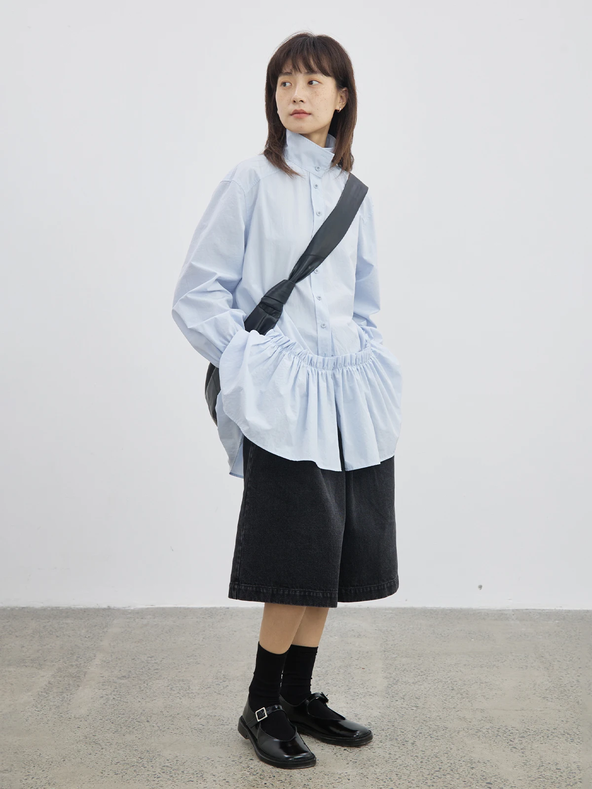 

Платье-рубашка средней длины Still Walking Little Swallow с воротником-стойкой, плиссировкой, оборками, свободного кроя, с длинными рукавами, на пуговицах