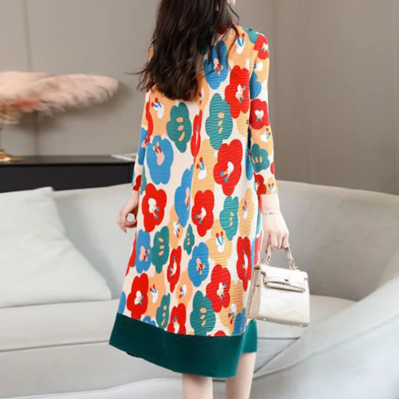 Geplooide silhouet elastische jurk met een vleesblokkerend ontwerp, handgemaakte geplooide maxi-jurk met bloemknop