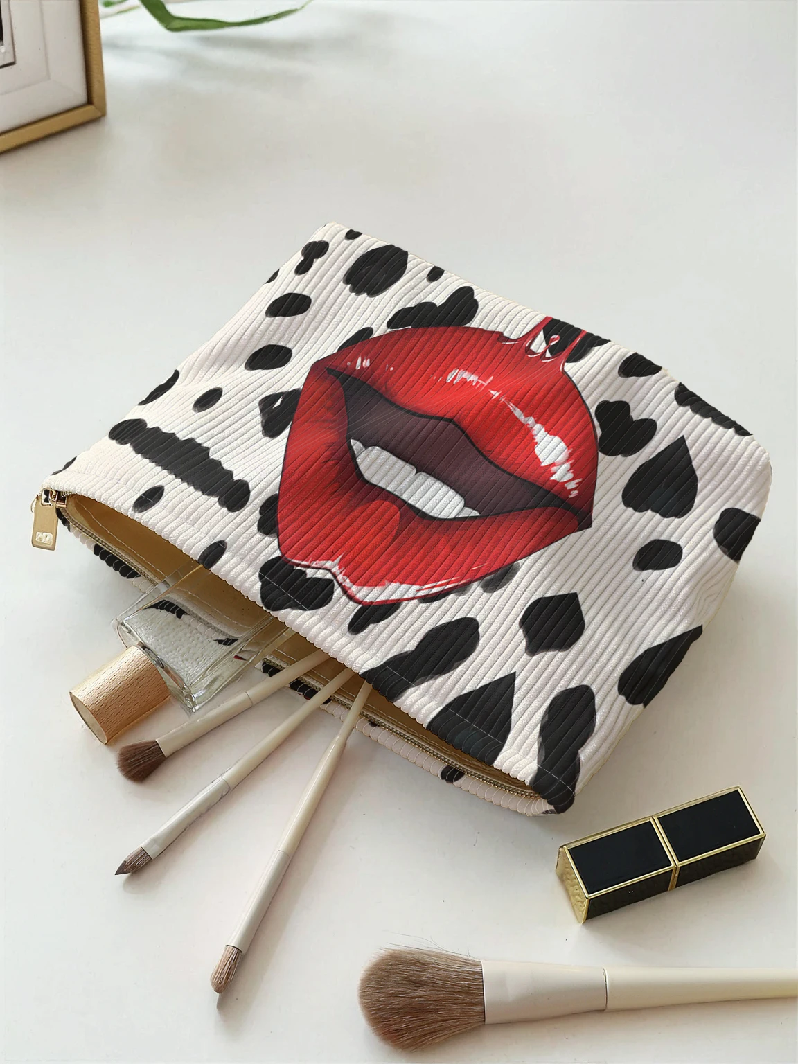 1pc,Sexy lip pattern printed corduroy zipper makeup bag, lightweight and multifunctional cosmetic storage bag