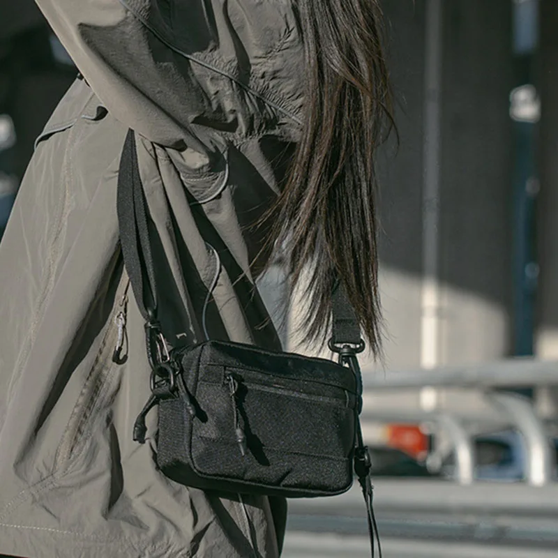 حقيبة كتف صغيرة كلاسيكية للرجال محفظة للعملات المعدنية محمولة للرجال خفيفة الوزن من النايلون حقائب كروس صغيرة للرجال حقائب هاتف ترفيهية