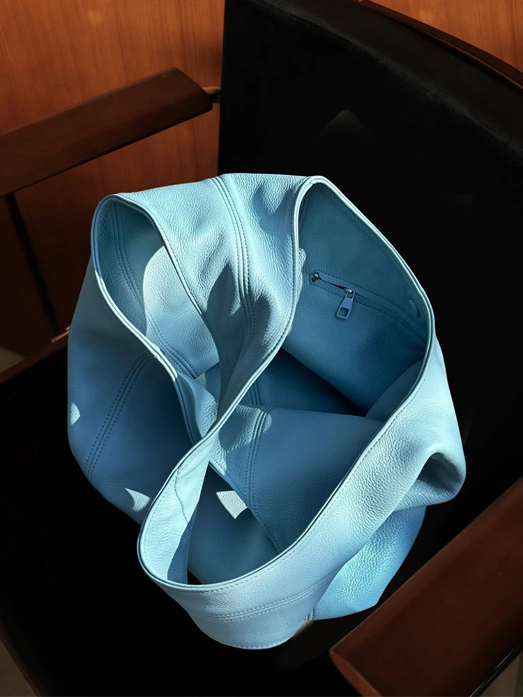 sac-fourre-tout-en-cuir-bleu-grande-capacite-pour-femme-nouvelle-collection-2026-luxe-discret-haut-de-gamme-sac-de-banlieue-a-bandouliere-unique-sac-de-bras-poignee-souple