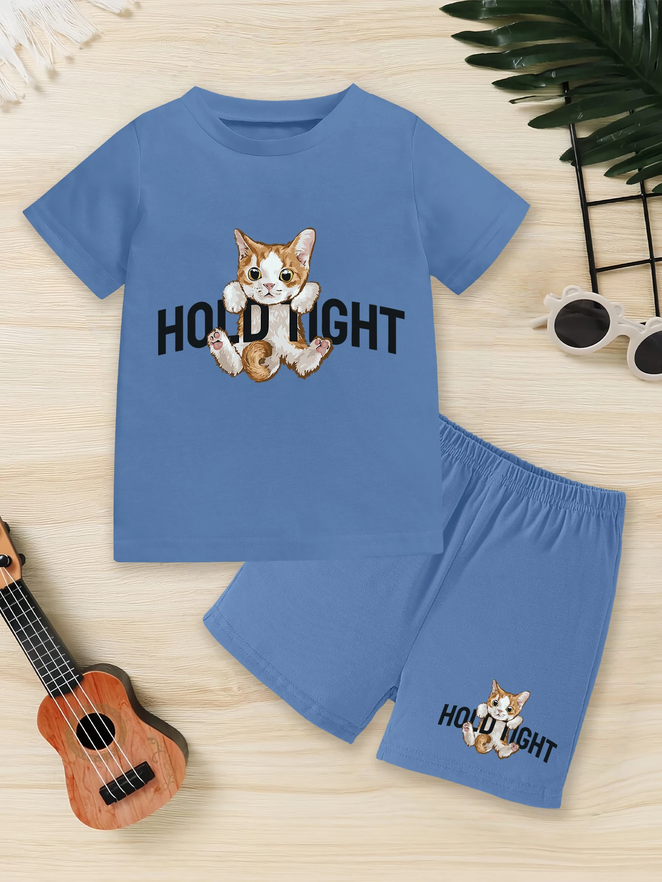 

Комплект из 2 предметов: летний комплект для мальчиков с мультяшным принтом желтого кота и английским надписью, шорты с короткими рукавами, повседневная одежда