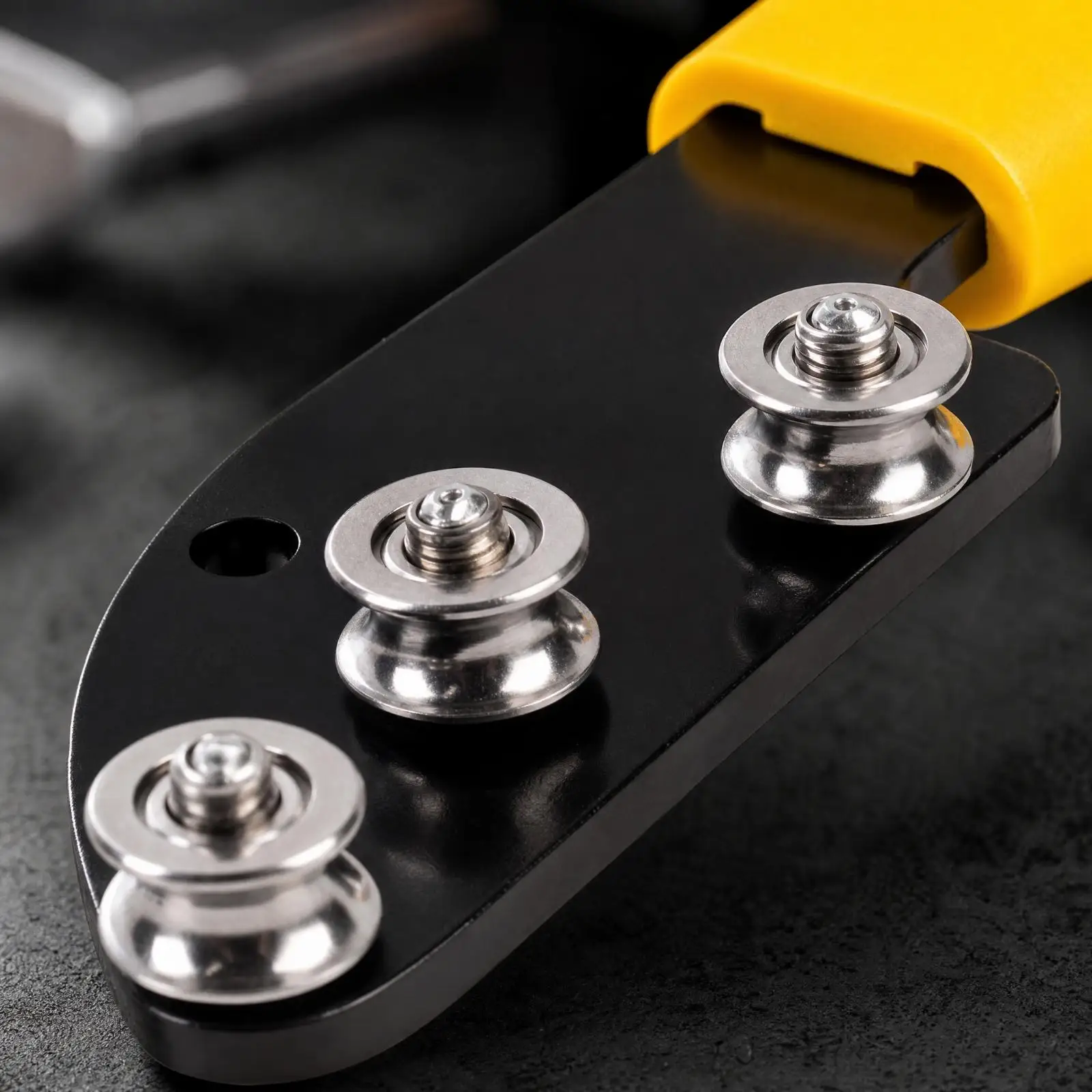 Manual Wire Straightening Tool Precision Handheld Wire Straightener with Metal Rollers Compact Portable for Electricians