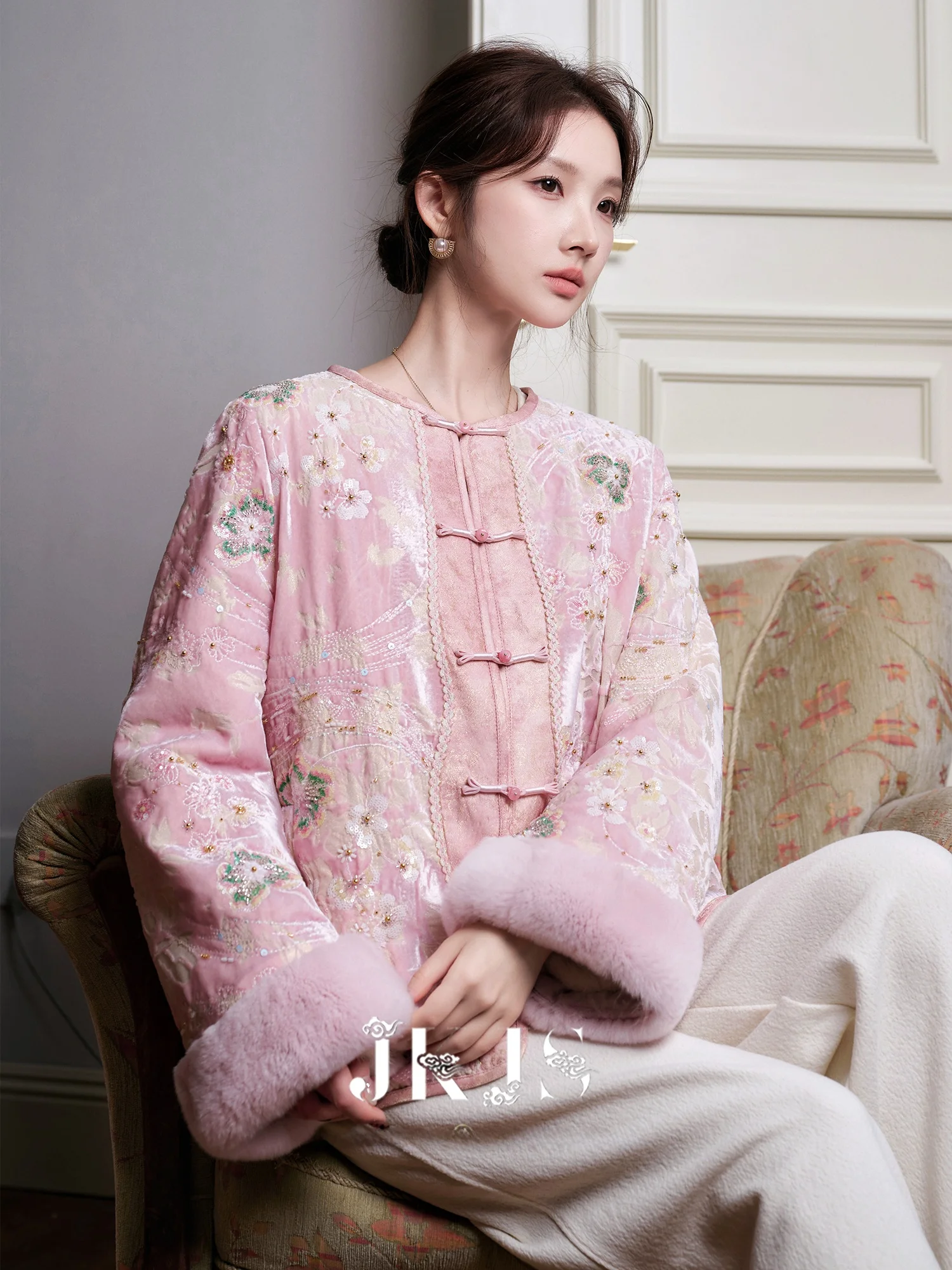 

Новая китайская зимняя куртка из вельвета для женщин, длинная, с круглым вырезом, на пуговицах, хлопковая, с вышивкой