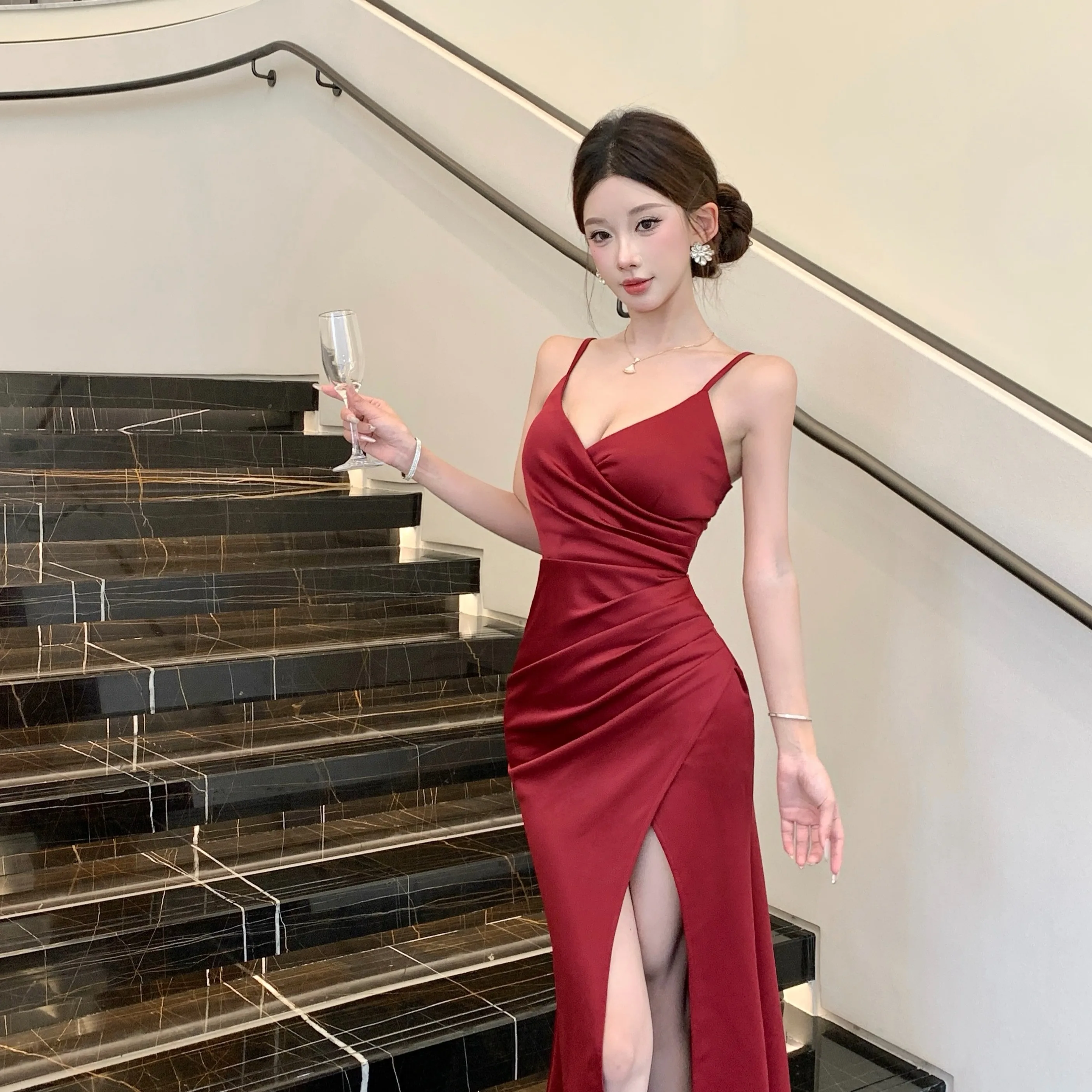 エレガントでセクシーなミドル丈ノースリーブレディースドレス、高級感のあるストラップレススリット入りイブニングドレス、秋冬シーズン向け