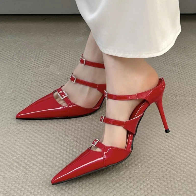 

Новые серебристо-черные модные сандалии с пряжкой на ремне, европейско-американские женские уличные тапочки на высоком каблуке с острым носком, сексуальные темпераментные тапочки