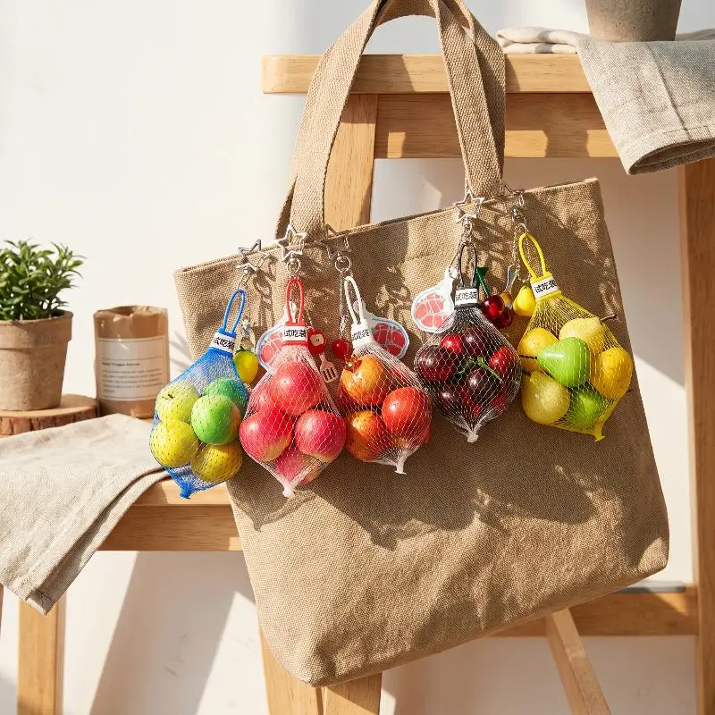 Mini-Frucht-Schlüsselanhänger, realistisch geformter, mehrfarbiger Tomaten-Pfirsich-Anhänger, wasserdichter Plastik-Charm für Rucksäcke – Detail 3