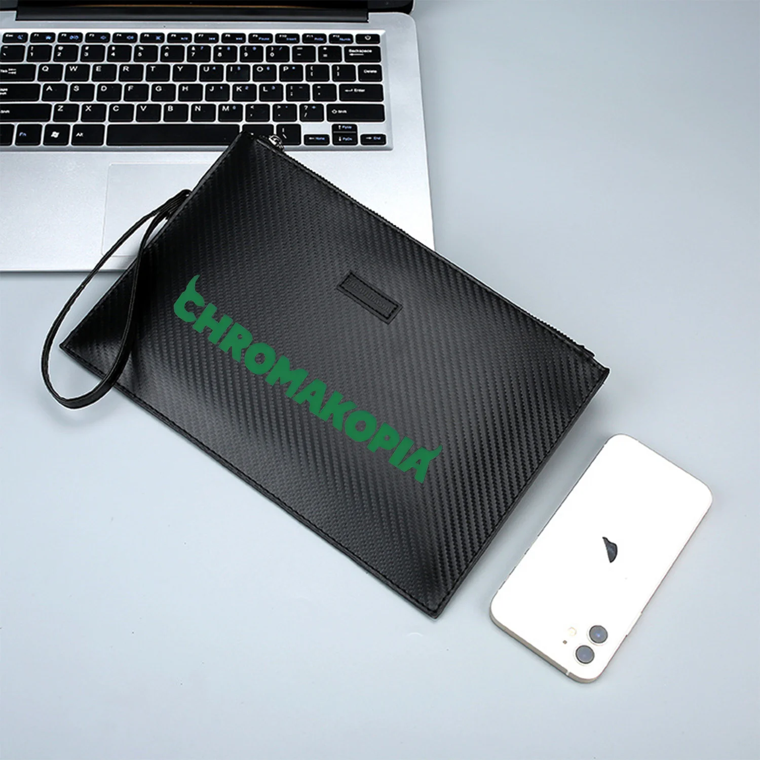 حروف خضراء خلفية سوداء خط فريد حقيبة يد رجالية أنيقة مطبوعة من البولي يوريثان عصرية وعملية للحمل اليومي