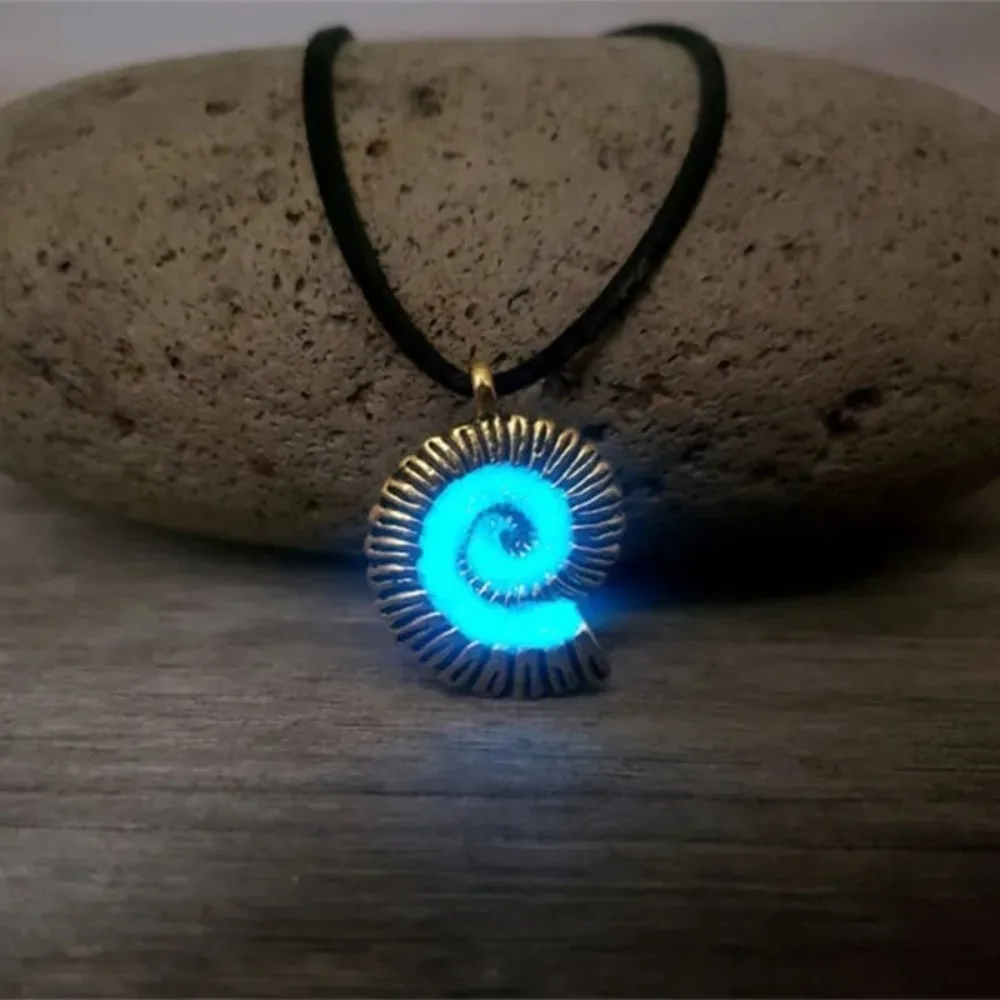 Glow in the Dark Conch Pendant Necklace Mermaid Spiral Fashion Jewelry Night Necklace Alloy Butterfly Necklace Women Jewelry