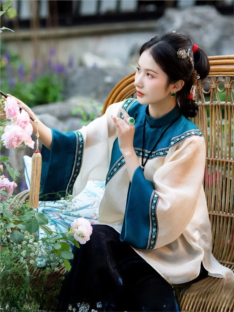 

Традиционный китайский крупноместный халат для повседневного женщин Хань из шелка.