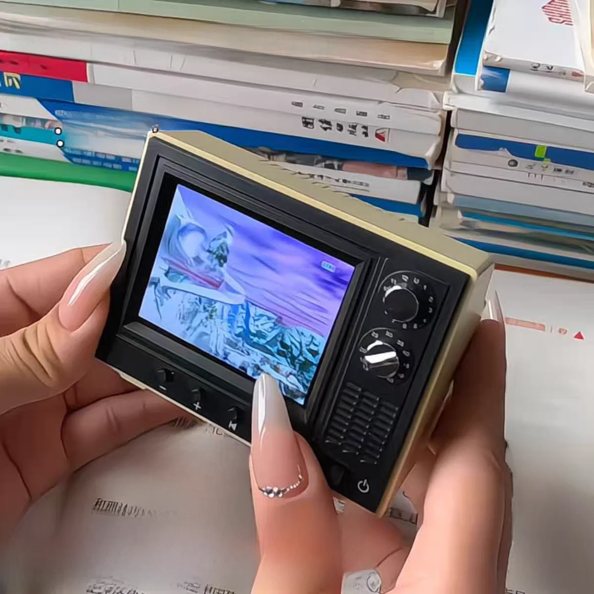 

Портативный ретро телевизионный набор, имитация игрового домика, кукольный домик, креативные игрушки для розыгрышей, подарок для подруги, маленькое домашнее приложение...