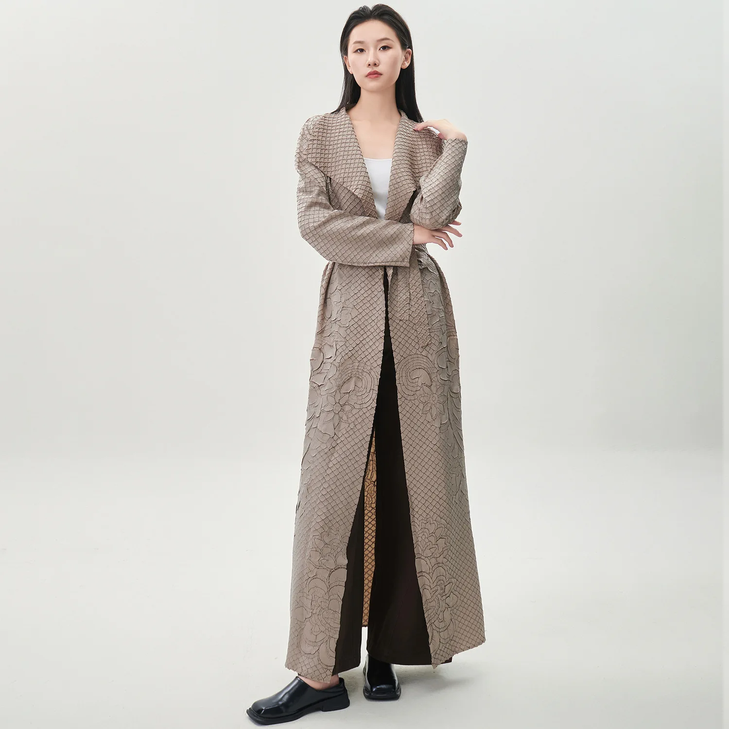 

Miyake Fold 2025 New Wind Jacket Women's Long Style Fashionable Embroidered Design Sense Flip Collar Loose Tie Coat Robe Pleat