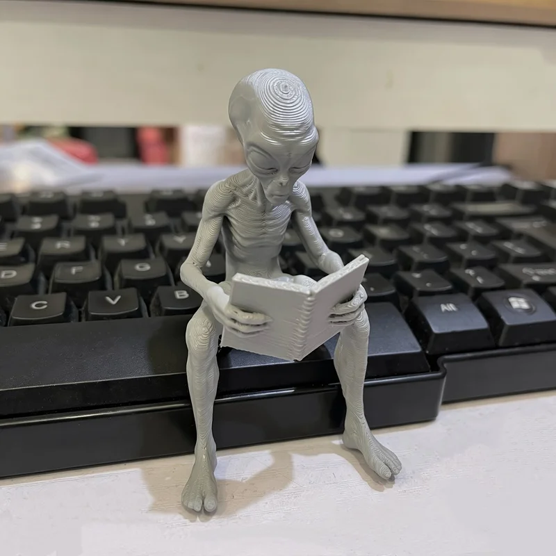 Creative Alien Reading Book Statue, Unique Quirky Desktop Decor, Trendy Display Ornament for Study & Bookshelf, Colorfast, Fun O