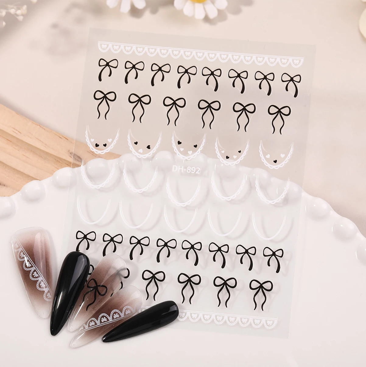 1/2 stuks minimalistische high-end nagelstickers, veelzijdig plat ontwerp, uitgeholde hartvormige strik nagelstickers, doe-het-zelf decoratie