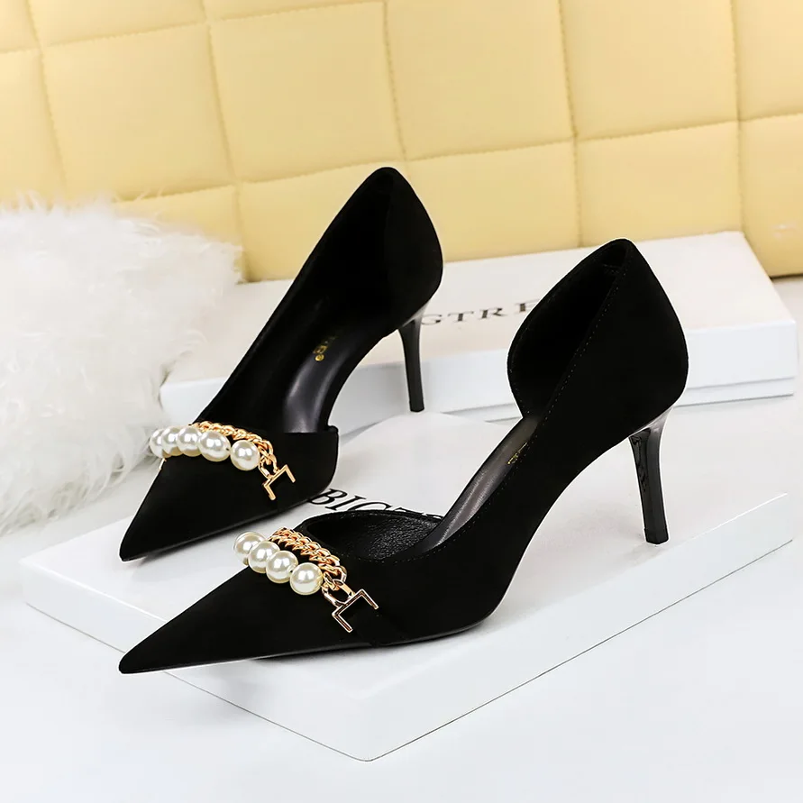 

2023 Women 7cm 11cm High Heels Luxury Elegant Pumps Flock Sexy Low Heels Lady Pearl Metal Chain Scarpins Stiletto Hollow Shoes