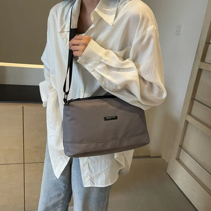 

Роскошная брендовая сумка через плечо с фирменным принтом логотипа и вместительностью просторного интерьера