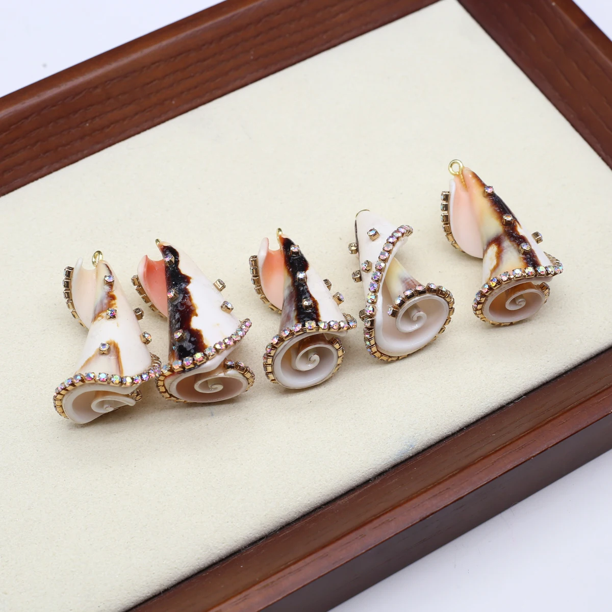 

2pieces Natural Shell Roll Pendant with Rhinestone Charms for DIY Women Men Necklace Jewelry Making Accessories 15x30-25x45mm