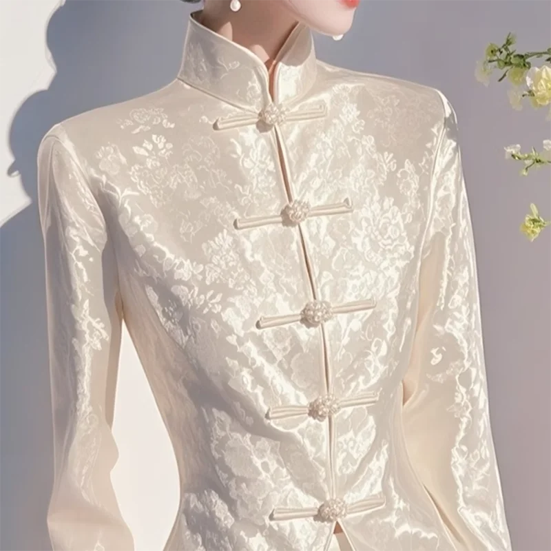 جديد النمط الصيني الوطني الجاكار الساتان قميص المرأة 2025 ربيع جديد نموذج مزاجه قمة الموضة الخصر الدس زر قميص
